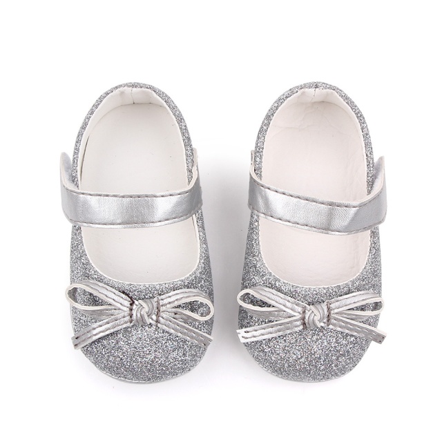 Pantofiori cu sclipici argintiu si fundita (marime disponibila: 0-3 luni)