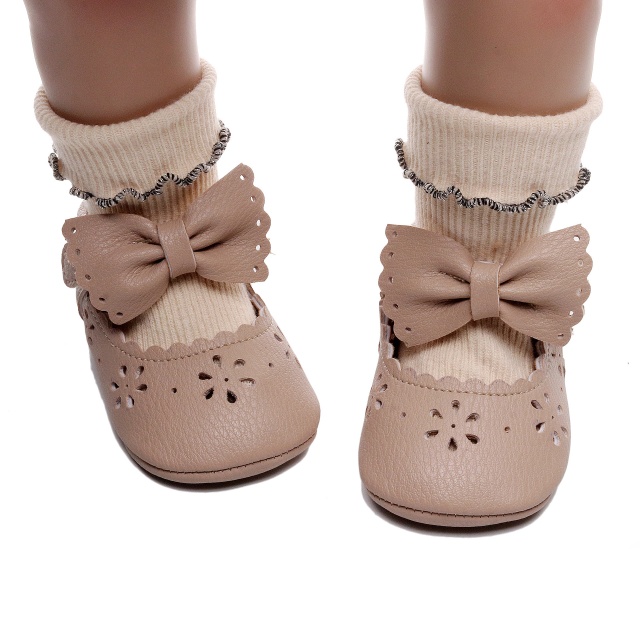 Pantofiori eleganti pentru bebelusi cu fundita si perforatii florale (marime