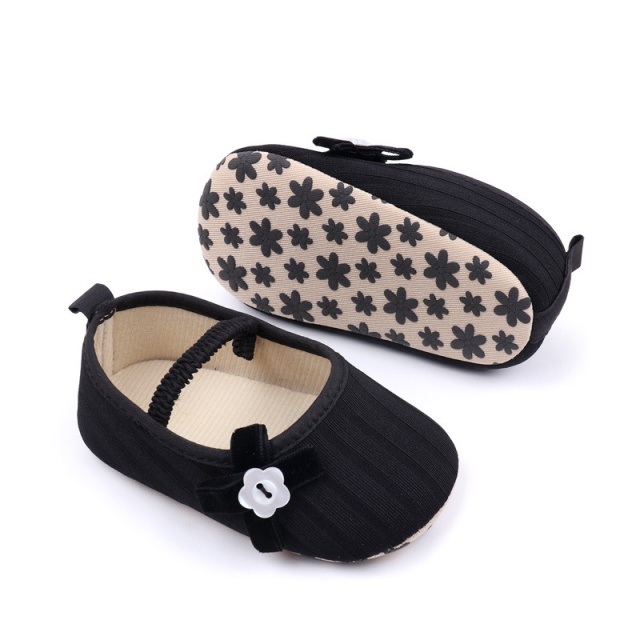 Pantofiori negri cu floricica alba decorativa (marime disponibila: 6-9 luni