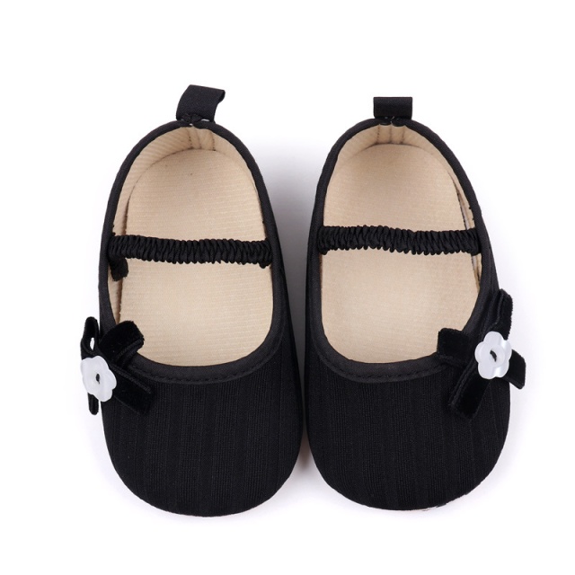 Pantofiori negri cu floricica alba decorativa (marime disponibila: 6-9 luni