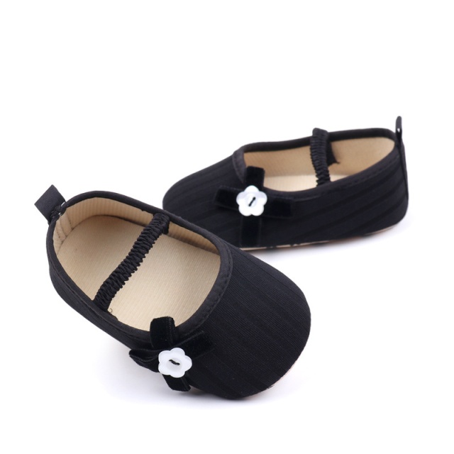 Pantofiori negri cu floricica alba decorativa (marime disponibila: 6-9 luni