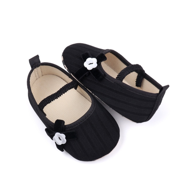 Pantofiori negri cu floricica alba decorativa (marime disponibila: 6-9 luni