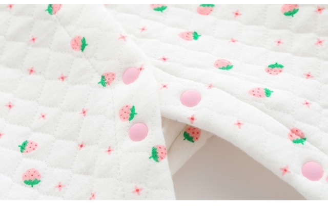 Salopeta alba imprimata cu capsuni (marime disponibila: 9-12 luni (marimea 20