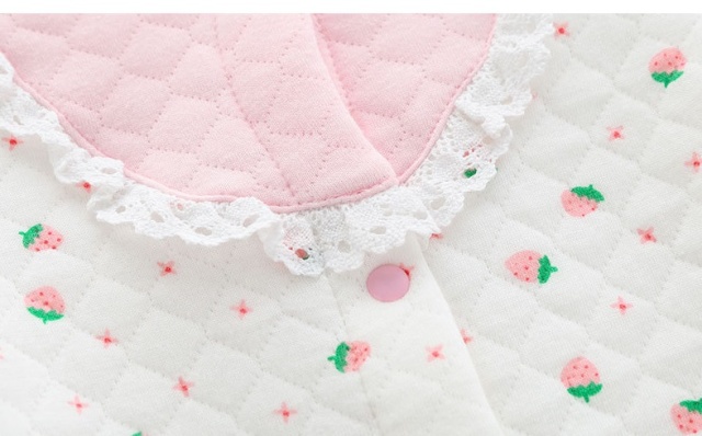 Salopeta alba imprimata cu capsuni (marime disponibila: 9-12 luni (marimea 20