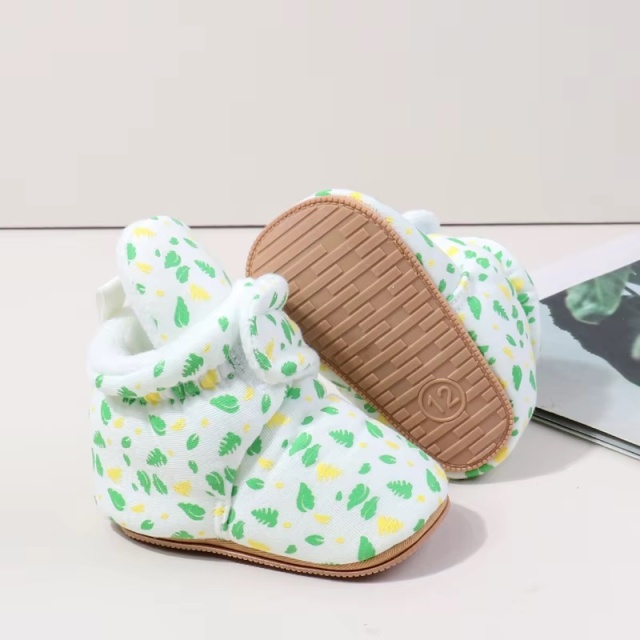 Cizmulite albe cu imprimeu verde si galben (marime disponibila: 9-12 luni