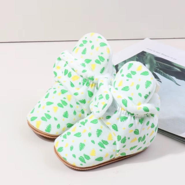 Cizmulite albe cu imprimeu verde si galben (marime disponibila: 9-12 luni