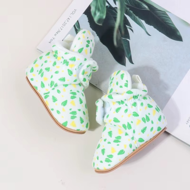 Cizmulite albe cu imprimeu verde si galben (marime disponibila: 9-12 luni