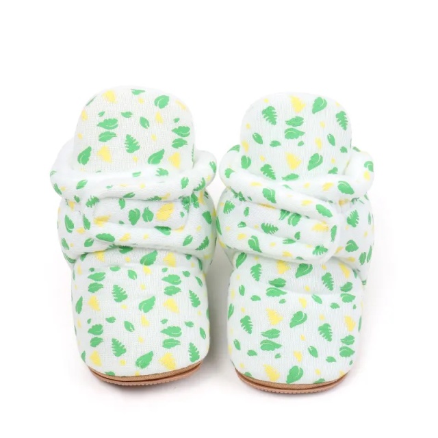 Cizmulite albe cu imprimeu verde si galben (marime disponibila: 9-12 luni