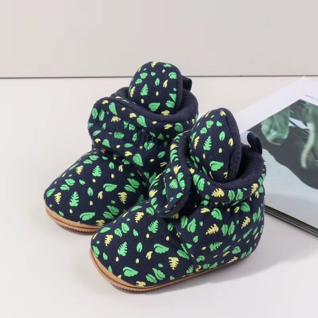 Cizmulite bleumarine cu imprimeu verde si galben (marime disponibila: 6-9 luni