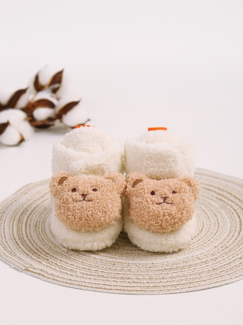 Cizmulite pentru bebelusi, ivoire, cu aplicatii ursulet si material pufos