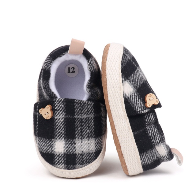 Pantofiori bebelusi carouri alb-negru, cu detaliu ursulet (marime disponibila: