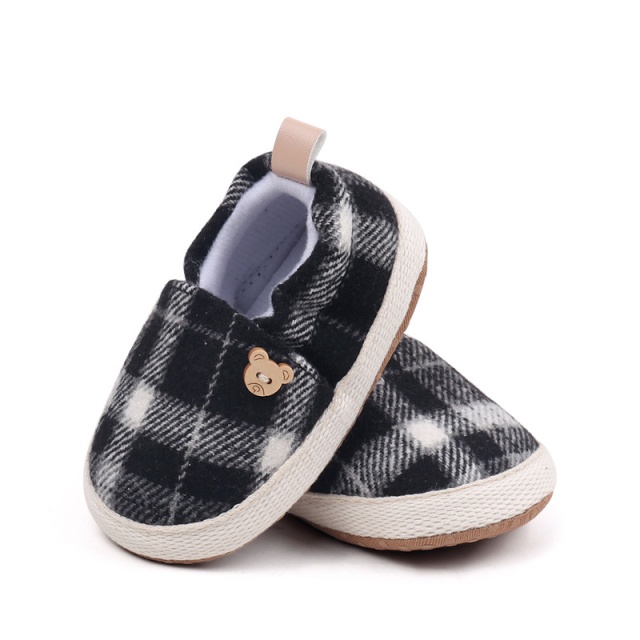 Pantofiori bebelusi carouri alb-negru, cu detaliu ursulet (marime disponibila: