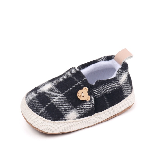 Pantofiori bebelusi carouri alb-negru, cu detaliu ursulet (marime disponibila: