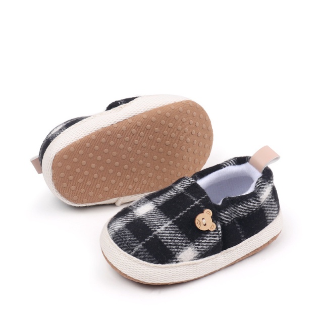 Pantofiori bebelusi carouri alb-negru, cu detaliu ursulet (marime disponibila: