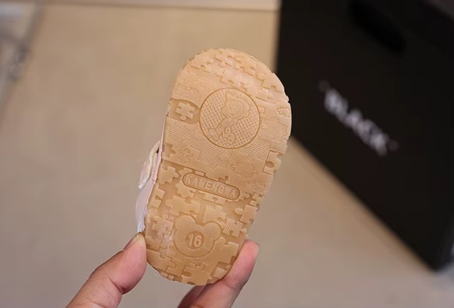 Sandalute crem cu piuitoare - bunny (marime disponibila: marimea 21)