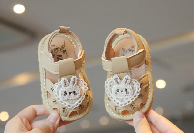 Sandalute crem cu piuitoare - bunny (marime disponibila: marimea 22)