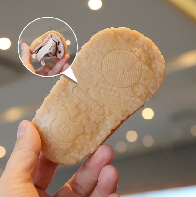 Sandalute crem cu piuitoare - cirese (marime disponibila: marimea 20)