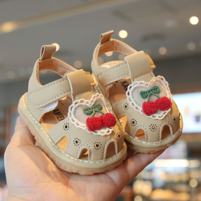 Sandalute crem cu piuitoare - cirese (marime disponibila: marimea 20)