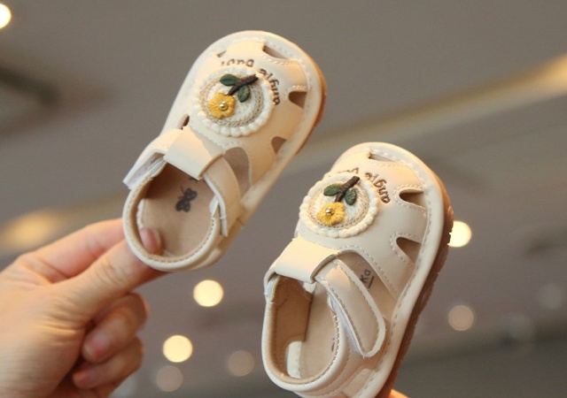 Sandalute ivoire cu piuitoare - floricica crosetata (marime disponibila: 6-9