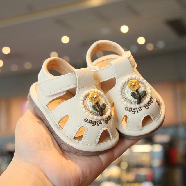 Sandalute ivoire cu piuitoare - floricica crosetata (marime disponibila: 6-9