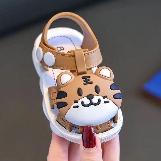 Sandalute maro pentru baietei - tigrisor (marime disponibila: marimea 22)