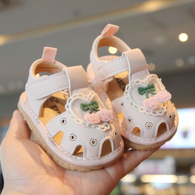 Sandalute roz pudra cu piuitoare - cirese (marime disponibila: marimea 22)