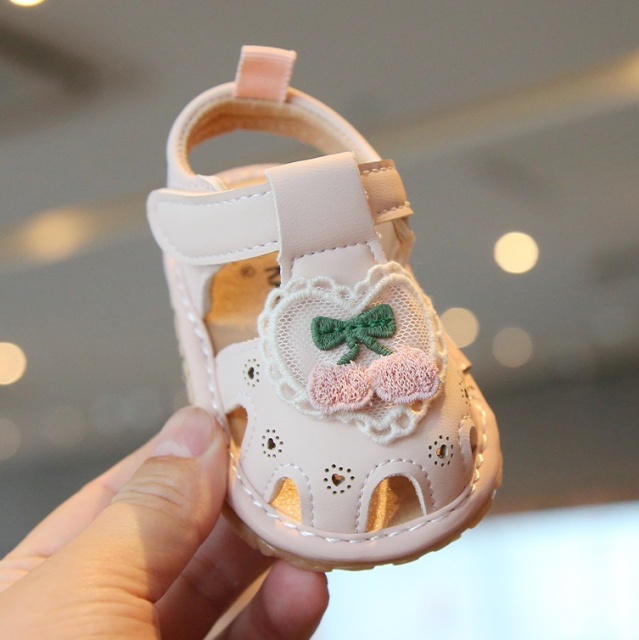 Sandalute roz pudra cu piuitoare - cirese (marime disponibila: marimea 22)