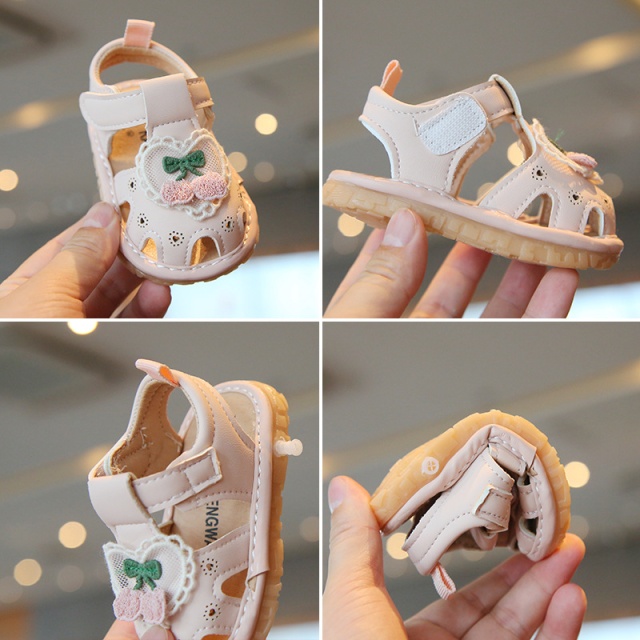 Sandalute roz pudra cu piuitoare - cirese (marime disponibila: marimea 22)