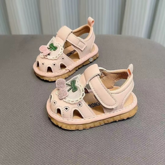 Sandalute roz pudra cu piuitoare - cirese (marime disponibila: marimea 22)