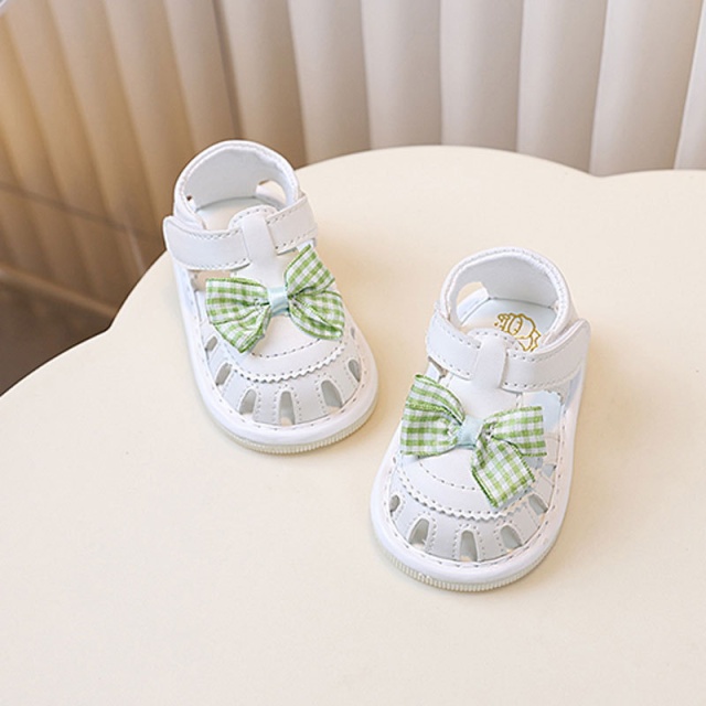 Sandalute albe cu piuitoare si fundita in carouri (marime disponibila: marimea