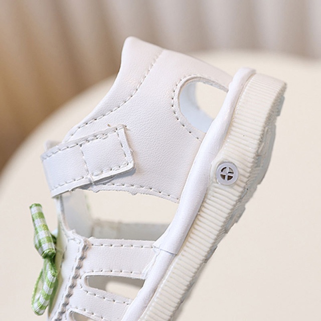 Sandalute albe cu piuitoare si fundita in carouri (marime disponibila: marimea