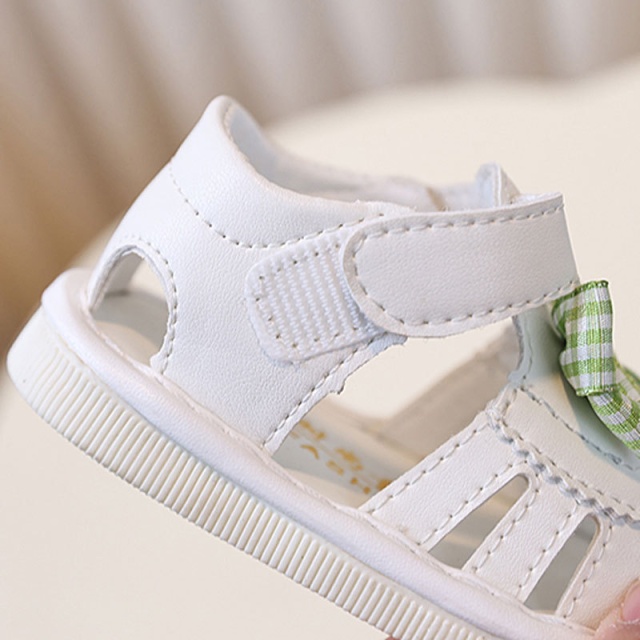 Sandalute albe cu piuitoare si fundita in carouri (marime disponibila: marimea