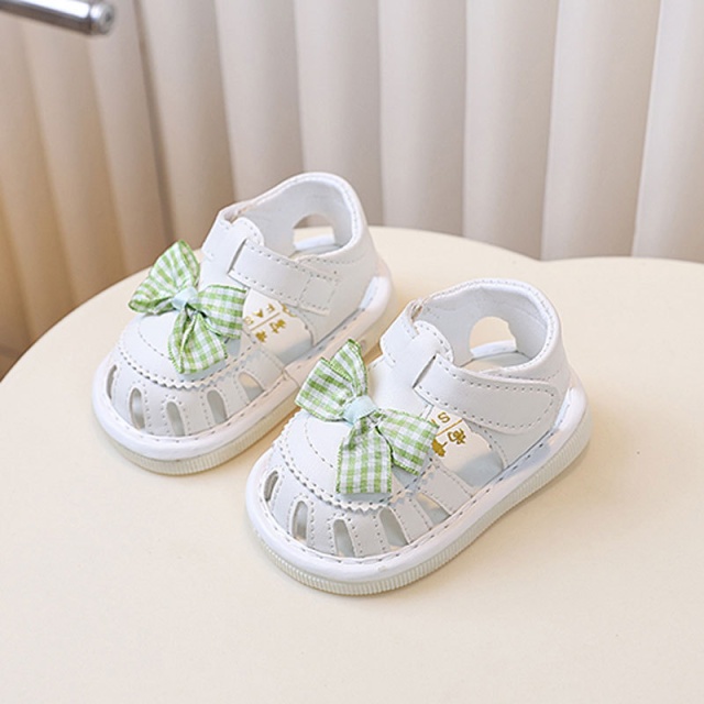 Sandalute albe cu piuitoare si fundita in carouri (marime disponibila: marimea