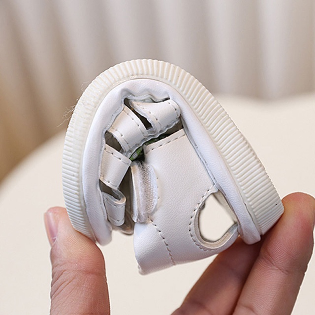 Sandalute albe cu piuitoare si fundita in carouri (marime disponibila: marimea