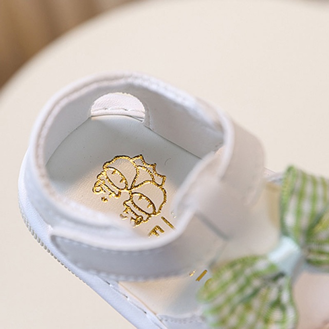 Sandalute albe cu piuitoare si fundita in carouri (marime disponibila: marimea