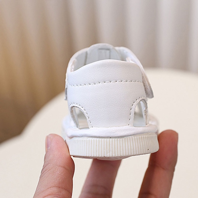 Sandalute albe cu piuitoare si fundita in carouri (marime disponibila: marimea