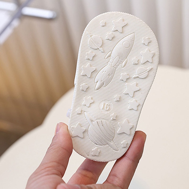 Sandalute albe cu piuitoare si fundita in carouri (marime disponibila: marimea