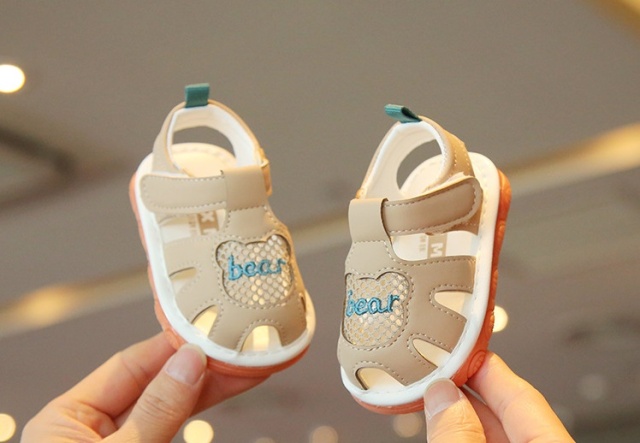 Sandalute crem cu piuitoare - bear (marime disponibila: 9-12 luni (marimea 20