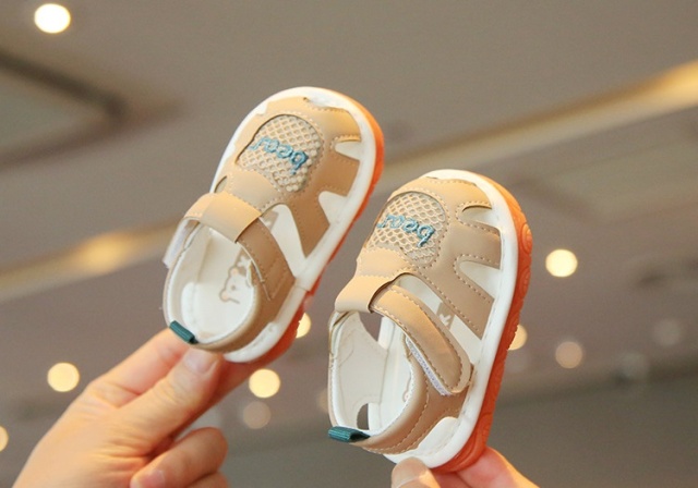 Sandalute crem cu piuitoare - bear (marime disponibila: 9-12 luni (marimea 20