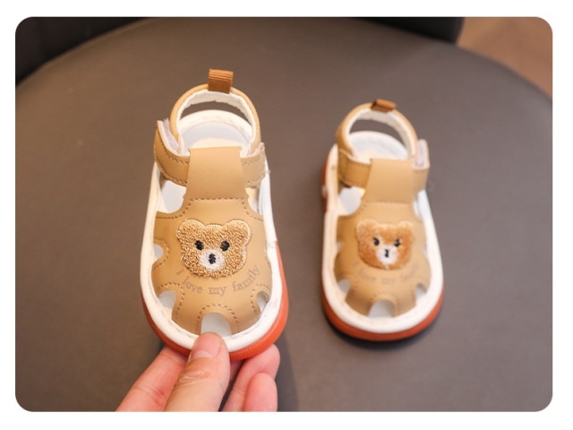 Sandalute crem cu piuitoare - bear family (marime disponibila: 6-9 luni