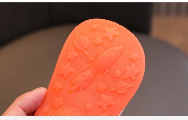 Sandalute crem cu piuitoare - bear family (marime disponibila: marimea 20)