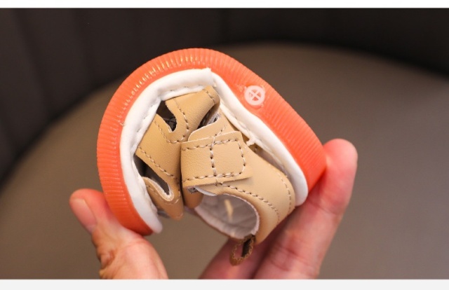 Sandalute crem cu piuitoare - bear family (marime disponibila: marimea 20)