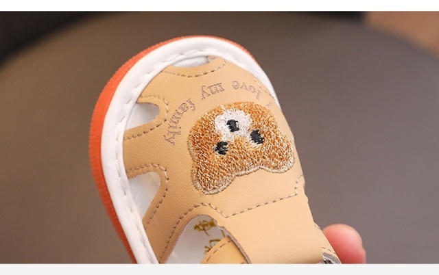 Sandalute crem cu piuitoare - bear family (marime disponibila: marimea 20)