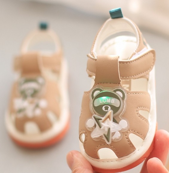 Sandalute crem cu piuitoare - ursulet cu led (marime disponibila: marimea 22)