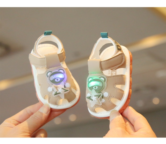 Sandalute crem cu piuitoare - ursulet cu led (marime disponibila: marimea 22)