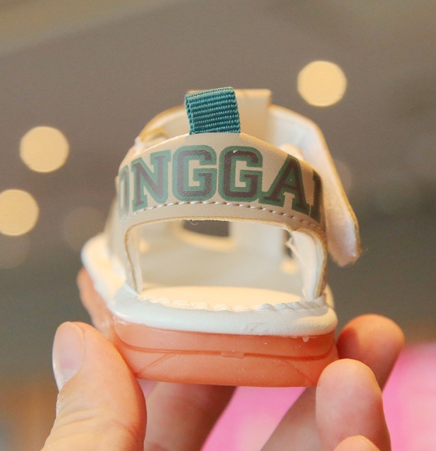 Sandalute crem cu piuitoare - ursulet cu led (marime disponibila: marimea 22)