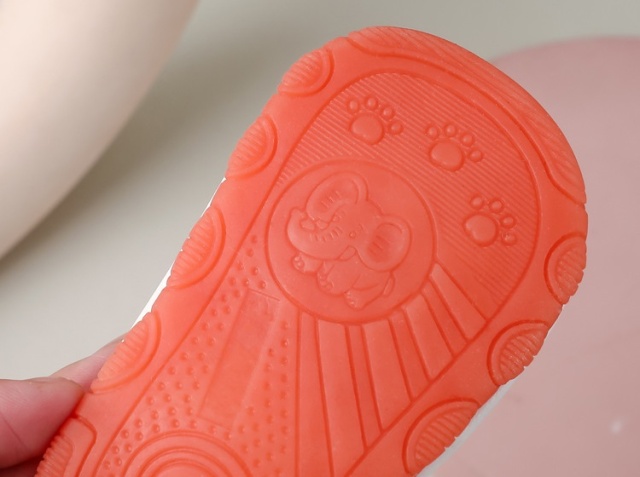 Sandalute crem cu piuitoare si ursulet cu led (marime disponibila: marimea 21)