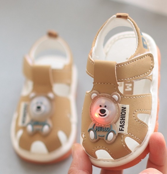 Sandalute crem cu piuitoare si ursulet cu led (marime disponibila: marimea 21)