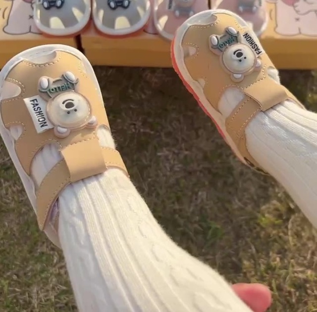 Sandalute crem cu piuitoare si ursulet cu led (marime disponibila: marimea 22)