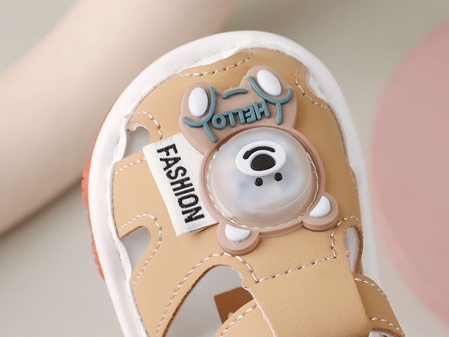 Sandalute crem cu piuitoare si ursulet cu led (marime disponibila: marimea 22)